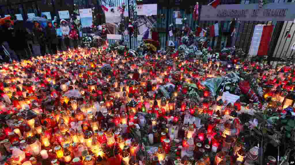 Jama&#39;a Da Dama Dauke Da Kyandur Da Filawowi Sun A Kofar Ofishin Jakadancin Faransa A Birnin Warsaw, Suna Juyayin Mummunan Harin Da Aka Kai A Birni Paris, Nuwamba 15, 2015. &nbsp;