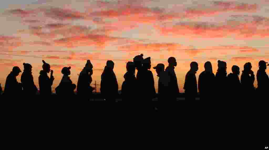 Para pekerja tambang platina di Marikana, Afrika Selatan kembali bekerja setelah lima bulan mogok. 