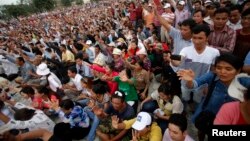 អ្នកគាំទ្រ​គណ​បក្សសង្គ្រោះ​ជាតិ​ជួបជុំ​គ្នា​នៅទីលាន​ប្រជាធិបត្យ​ បង្ហាញ​​ពីសកម្មភាព​ចូលរួម​នយោបាយ​ដោយ​គ្មានការភ័យខ្លាច។ 