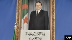 Noureddine Bedoui, annonce les résultats des élections locales dans la capitale, Alger, le 24 novembre 2017. Un portrait du président algérien Abdelaziz Bouteflika est vu en arrière-plan.