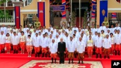 File photo- Cambodia's National Assembly President Heng Samrin, King Norodom Sihamoni, Prime Minister Hun Sen and Minister of Royal Palace Kong Samol pose with the nation's lawmakers during a photo session in front of the National Assembly in Phnom Penh, Cambodia, 2013. 