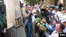 ពលរដ្ឋ​ប្រឈម​ជាមួយ​នឹង​ប៉ូលីស