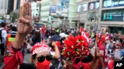 Para pengunjuk rasa anti-pemerintah menunjukkan salam tiga jari sebagai simbol perlawanan dalam pawai di Bangkok, Thailand, Kamis, 2 September 2021. (Foto: Sakchai Lalit/AP)