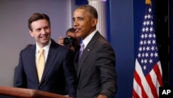President Barack Obama joins White House press secretary Josh Earnest at his final daily press briefing in the briefing room of the White House in Washington, Jan. 17, 2017.