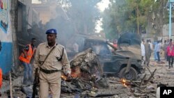 Un soldat marche à côté de véhicules après une explosion à Mogadiscio, Somalie, 28 octobre 2017.