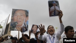 Supporters of Mam Sonando, a 71-year-old radio broadcaster and land-rights campaigner for 20 years, hold a protest calling for his release near Phnom Penh Municipal Court, October 1, 2012. 