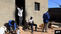 Les migrants africains dans la ville de Bani Walid, à la lisière du désert, à 170 kilomètres au sud-est de la capitale libyenne, Tripoli, le 12 décembre 2017.