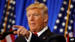 Presiden AS terpilih, Donald Trump, berbicara dalam konferensi pers di lobby Trump Tower (11/1). New York, New York. (foto: AP Photo/Evan Vucci)