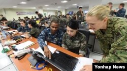 을지프리덤가디언(UFG) 연습에 참여한 미·한 해군 장병이 지난 23일 한국 해군작전사령부 연습상황실에서 훈련하고 있다.