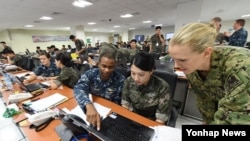 지난 2016년 8월 을지프리덤가디언(UFG) 연습에 참여한 미·한 해군 장병이 한국 해군작전사령부 연습상황실에서 훈련하고 있다.