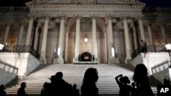 ប្រជាពលរដ្ឋ​ឈរ​មើល​មឈូស​ដាក់​សព​របស់​លោក John Lewis ដែល​គ្រប​ដោយ​ទង់ជាតិ​សហរដ្ឋ​អាមេរិក ដែល​ត្រូវបាន​តម្កល់​នៅ​វិមាន​សភា​អាមេរិក​ក្នុង​រដ្ឋធានី​វ៉ាស៊ីនតោន​សម្រាប់​សាធារណជន​គោរព នៅ​ថ្ងៃ​ទី២៧ ខែកក្កដា ឆ្នាំ២០២០។ (AP)