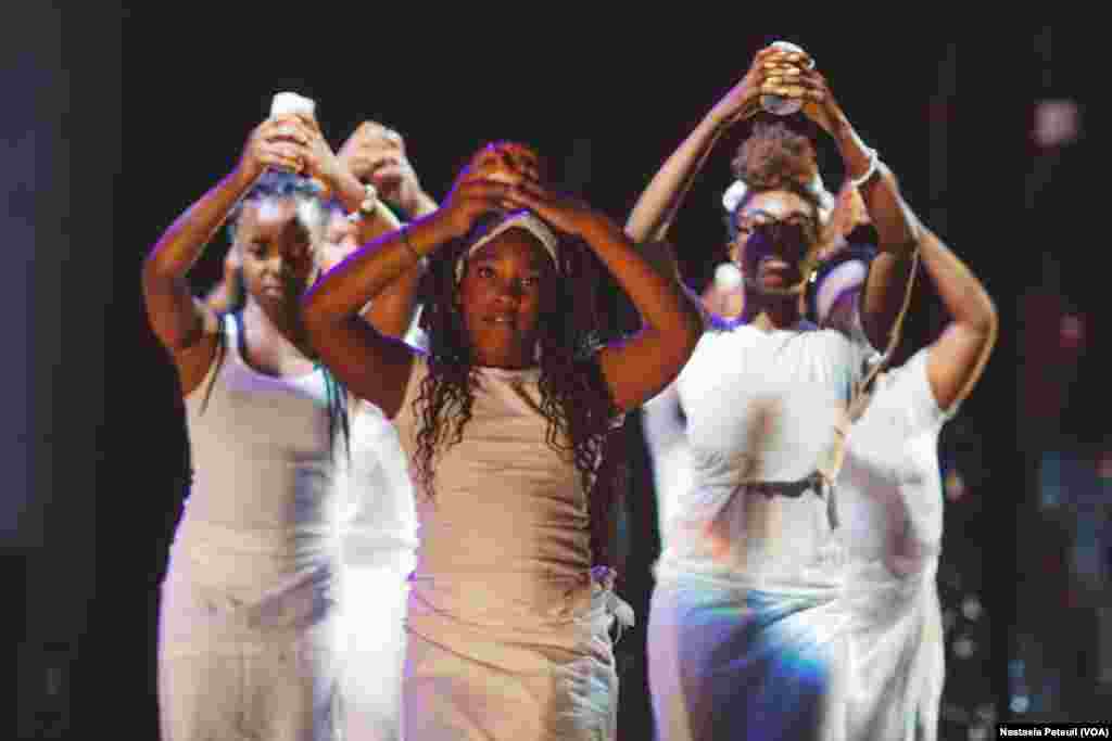 Le festival a organisé une danse sacrée en l&#39;honneur de Baba Chuck Davis, décédé deux semaines avant le festival, à Washington D.C., le 5 juin 2017. (VOA/Nastasia Peteuil)