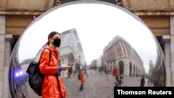 최근 영국을 비롯한 유럽 여러 나라에서 신종 코로나바이러스 감염이 빠르게 재확산하고 있다. 16일 런던 코번크가든에서 마스크를 쓴 사람들. 