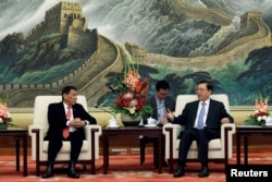 Philippines President Rodrigo Duterte (L) and Zhang Dejiang, Chairman of the Standing Committee of the National People's Congress of China hold a meeting at the Great Hall of the People in Beijing, Oct. 20, 2016.