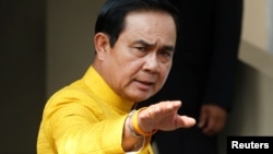 រូបឯកសារ៖ នាយករដ្ឋមន្ត្រី​ថៃ Prayuth Chan-ocha នៅ​ពេល​លោក​មក​ដល់​អាគារ​ខុទ្ទកាល័យ​ដើម្បី​ជួយជាមួយ​មន្ត្រី​រដ្ឋាភិបាល​ប្រចាំ​សប្តាហ៍ កាល​ពី​ខែ​ឧសភា។