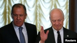 រដ្ឋមន្ត្រី​ការ​បរទេស​​រុស្ស៊ី លោក Sergei Lavrov (ឆ្វេង) និង​លោក​ Staffan de Mistura បេសកជនពិសេស​អង្គការ​សហប្រជាជាតិ​កំពុង​ដើរ​ចូល​ក្នុង​បន្ទប់​ប្រជុំ​ក្នុង​ទីក្រុង​មុស្គូ ប្រទេស​រុស្ស៊ី​ កាល​ពី​ថ្ងៃទី​៣ ខែឧសភា ឆ្នាំ២០១៦។