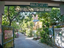 Kampung Bulaksari RT.7 RW.6 Kelurahan Wonokusumo, Surabaya, yang mencanangkan diri sebagai Kampung Bebas Asap Rokok (foto: VOA/ Petrus Riski)