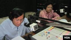 លោក យឹម សុវណ្ណ អ្នក​តំណាងរាស្ត្រ​និង​អ្នក​នាំពាក្យ​គណបក្ស​ សម រង្ស៉ី​ ហើយ​នឹង លោក យ៉ែម បុញ្ញឫទ្ធិ ​​តំណាងរាស្ត្រ​ និង​អគ្គលេខាធិការ​គណបក្ស​សិទ្ធិ​មនុស្ស​ ពិភាក្សា​អំពី​ភាព​មិន​ប្រក្រតី​មួយ​ចំនួន​នៅ​មុន​ការ​បោះឆ្នោត​ជាតិ​ខាង​មុខ។