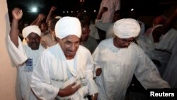 FILE - Sadeq al-Mahdi (au centre) à Khartoum, Soudan, en avril 2010. 