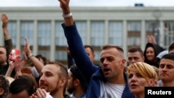 Para demonstran anti pemerintah melakukan unjuk rasa di Minsk, Belarusia Selasa (25/8).