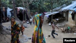 ជន​រ៉ូហ៊ីងយ៉ា​កាន់​សាសនា​ហិណ្ឌូ​ម្នាក់​ដើរ​កាត់​ជំរំ​ជន​ភៀស​ខ្លួន Kutupalong នៅ​ក្នុង​ក្រុង Cox's Bazar ប្រទេស​បង់ក្លាដែស កាលពី​ថ្ងៃទី១៧ ខែធ្នូ ឆ្នាំ២០១៧។