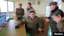 북한 김정은 노동당 위원장이 지난달 18일 서해위성발사장에서 신형 고출력 로켓엔진 지상분출시험을 참관했다.