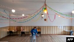 12일 폴란드 국경의 작은 마을 우르스크에서 유권자가 대통령 선거 투표를 하고 있다.