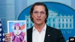 Aktor Matthew McConaughey menunjukkan foto Alithia Ramirez, 10, yang terbunuh dalam inisden penembakan di Uvalde, Texas, ketika ia berbicara dalam sebuah konferensi pers di Gedung Putih, Washington, pada 7 Juni 2022. (Foto: AP/Evan Vucci)
