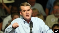 资料照：2012年8月8日，民主党联邦参议员班内特在给奥巴马总统竞选的一次活动上向支持者发表讲话。（美联社）