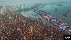 زائران در محل تقاطع دریای گنگا و جمنا گرد می‌آیند و غسل در این آب‌ها که مقدس پنداشته می‌شود، بخشی از این مراسم است. 