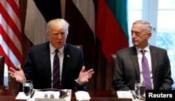 지난 4월 백악관 회의에서 도널드 트럼프 미국 대통령(왼쪽)과 짐 매티스 국방장관.