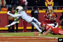 로스앤젤레스 차저스의 마이크 윌리엄스 선수가 13일 미주리주 캔자스 시티에서 열린 ‘전미프로풋볼리그(NFL)’경기에서 캔자스시티 치프스 다니엘 소렌슨을 제치고 터치다운(touchdown)하고 있다.