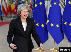 테레사 메이 영국총리가 12일 벨기에 브뤼셀에서 열리는 유럽연합(EU) 정상회의 참석하기 위해 도착하고 있다.