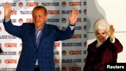 PM Recep Tayyip Erdogan merayakan kemenangan dalam pilpres langsung pertama di Turki, bersama isterinya Ermine Erdogan di Ankara, Minggu (10/8). 
