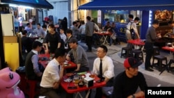 People enjoy drinking at pubs after work in Seoul, South Korea, April 25, 2022. (REUTERS/Kim Hong-Ji)