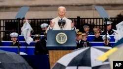 Presiden AS Joe Biden berbicara dalam upacara di Pentagon untuk menghormati dan mengingat para korban serangan teror 11 September, hari Minggu 11 September 2022. (Foto AP/Andrew Harnik)
