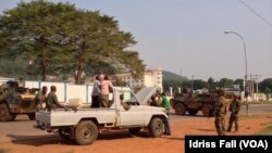 Des militaires français surveillent un point de contrôle à Bangui, Centrafrique