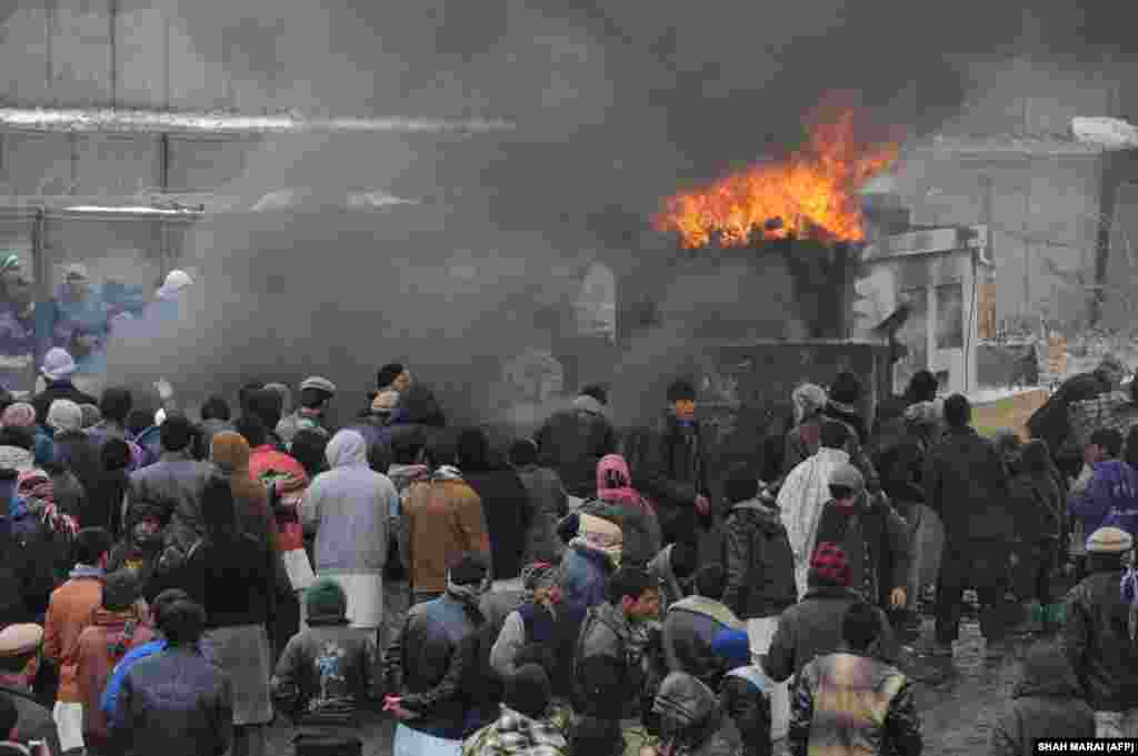 تجمع&nbsp; مردم خشمگین در مقابل دروازهٔ ورودی پایگاه بگرام پس از منتشر شدن خبر آتش زدن و هتک حرمت به قرآن توسط نیروهای نظامی ناتو در سال&nbsp;۲۰۱۲