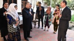 Prezident Shavkat Mirziyoyev Buxoro viloyatidagi saylovchilar hovlisida, 12-oktabr, 2021