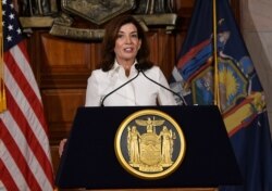 Gubernur New York Kathy Hochul berbicara kepada wartawan setelah upacara pengambilan sumpah, Selasa, 24 Agustus 2021, di Albany, New York. (Foto: AP/Hans Pennink)