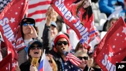 Para penonton pendukung atlet ski AS Julua Mancuso di Sochi (10/2). (AP/Gero Breloer)