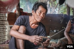 លោក មីន ហួរ កសិករ​នៅ​ខេត្តសៀមរាប គឺជាពលរដ្ឋម្នាក់​ដែល​មាន​ជម្លោះ​ដីធ្លីជាមួយអាជ្ញាធរជាតិអប្សរា។ លោកធ្លាប់បានផ្តល់ព័ត៌មានដល់អ្នកយកព័ត៌មានអាស៊ីសេរីអំពីស្ថានភាពនៃជម្លោះដីធ្លីដែលលោកជួបប្រទេះ។ (ស៊ុន ណារិន/VOA)