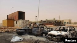 Mobil-mobil yang rusak setelah ledakan bom bunuh diri dekat Misrata, Libya, 21 Mei 2015. (Foto: dok.)