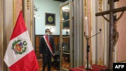 Foto yang dirilis oleh kantor Kepresidenan Peru menunjukkan Presiden Peru Martin Vizcarra di istana presiden di Lima untuk berpartisipasi dalam upacara pelantikan para menteri negara, di Lima pada 6 Agustus 2020. (Foto: AFP)