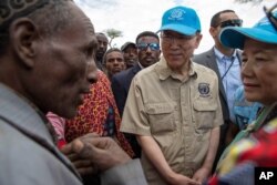 ፋይል ፎቶ - የተባበሩት መንግሥታት ድርጅት ዋና ጸሓፊ ባን ኪ ሙን በኢትዮጵያ የተከሰተውን ድርቅና የምግብ እጥረት ሁናቴ በቅርብ ለመከታተል ወደ ኢትዮጵያ ተጉዘው ነበር