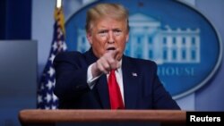 도널드 트럼프 미국 대통령이 20일 백악관에서 코로나바이러스 테스크포스(TF) 브리핑을 하고 있다. 도널드 트럼프 미국 대통령이 20일 백악관에서 코로나바이러스 테스크포스(TF) 브리핑을 하고 있다.