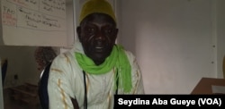 Dame Seck, secrétaire-général de la Fédération nationale des associations de parents d'élèves à Dakar, le 12 avril 2018. (VOA/Seydina Aba Gueye)