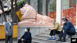 16일 중국 우한에서 마스크를 쓴 시민들.