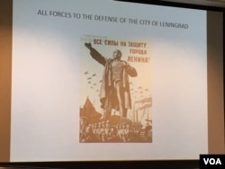 布鲁斯·科尔在讨论会上展示的一些共产主义国家的艺术和宣传作品（美国之音莫雨拍摄）