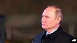 Presiden Rusia Vladimir Putin mengunjungi museum interaktif terbuka untuk memperingati 81 tahun parade era Perang Dunia II dan Pertempuran Moskow, di Lapangan Merah di Moskow, Rusia, Selasa, 8 November 2022. (Sergei Bobylev, Sputnik, Kremlin Pool via AP)